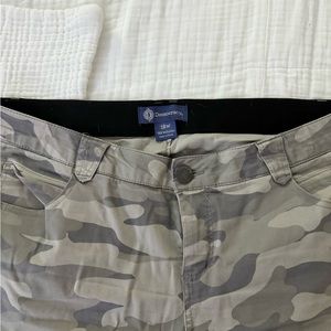 Democracy cropped camo pants size 18.
